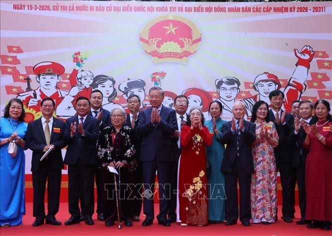 Tổng Bí thư Tô Lâm và đại biểu với cử tri tại Khu vực bỏ phiếu số 02 phường Ba Đình, thành phố Hà Nội.