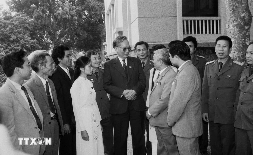 Ảnh trên: Chủ tịch nước Lê Đức Anh trả lời phỏng vấn báo chí tại Kỳ họp thứ nhất, Quốc hội khóa IX, ngày 23/9/1992. (Ảnh: Xuân Tuân-TTXVN) Ảnh dưới: Chủ tịch nước Lê Đức Anh với các đại biểu Quốc hội khóa IX tại Hà Nội, năm 1992.