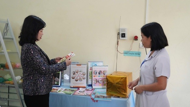 Ủy viên Trung ương Đảng, Bộ trưởng Bộ Y tế Đào Hồng Lan kiểm tra công tác truyền thông giáo dục sức khỏe tại Trạm Y tế xã Sam Mứn, tỉnh Điện Biên. (Nguồn: Báo Sức khỏe Đời sống)