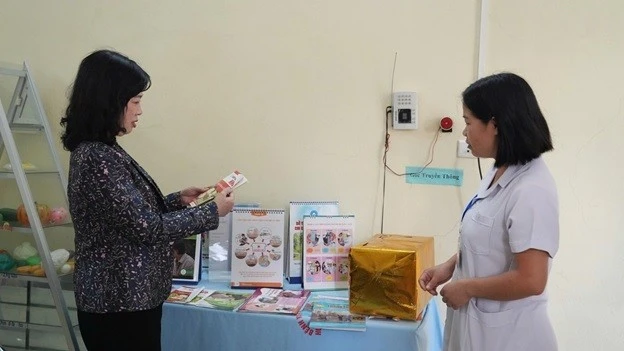 Ủy viên Trung ương Đảng, Bộ trưởng Bộ Y tế Đào Hồng Lan kiểm tra công tác truyền thông giáo dục sức khỏe tại Trạm Y tế xã Sam Mứn, tỉnh Điện Biên. (Nguồn: Báo Sức khỏe Đời sống)