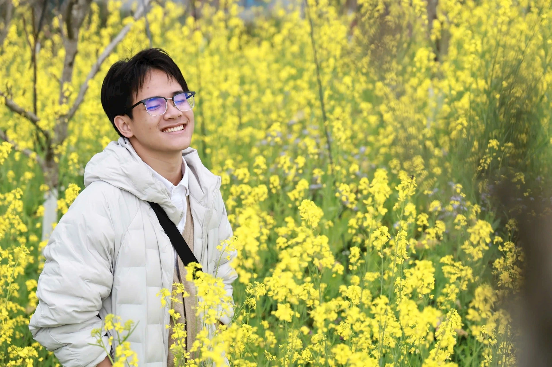 Du khách thích thú trải nghiệm không khí ngày xuân rực rỡ sắc hoa tại Bắc Hà.