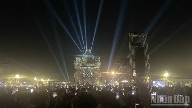 Hàng vạn người dân Lào và du khách nước ngoài đã tập trung về Công viên Patouxay đón năm mới 2026.