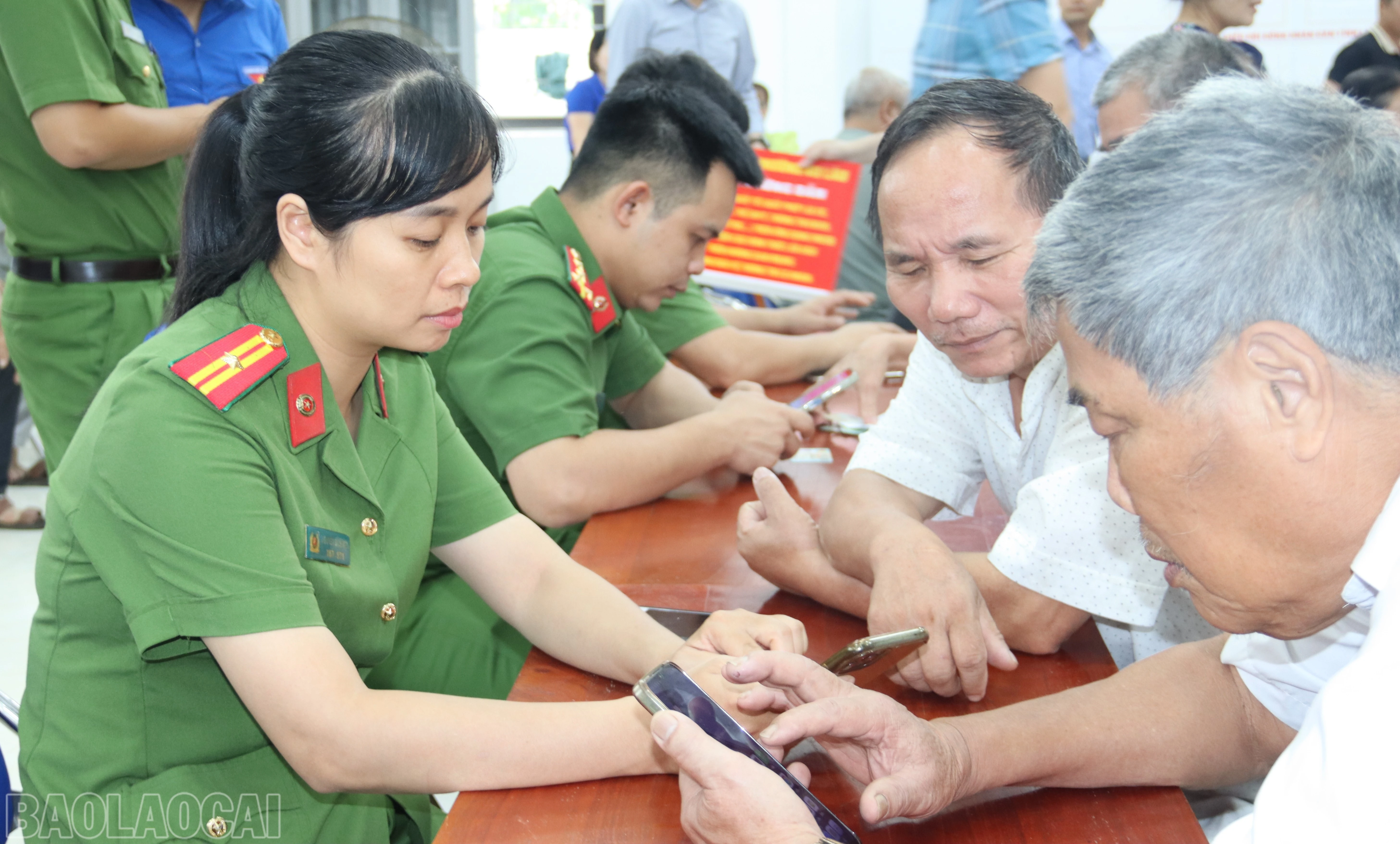 baolaocai-bl_can-bo-cong-an-phuong-huong-dan-nhan-dan-cai-dat-vneid-anh-thanh-nghi-19-7812.jpg