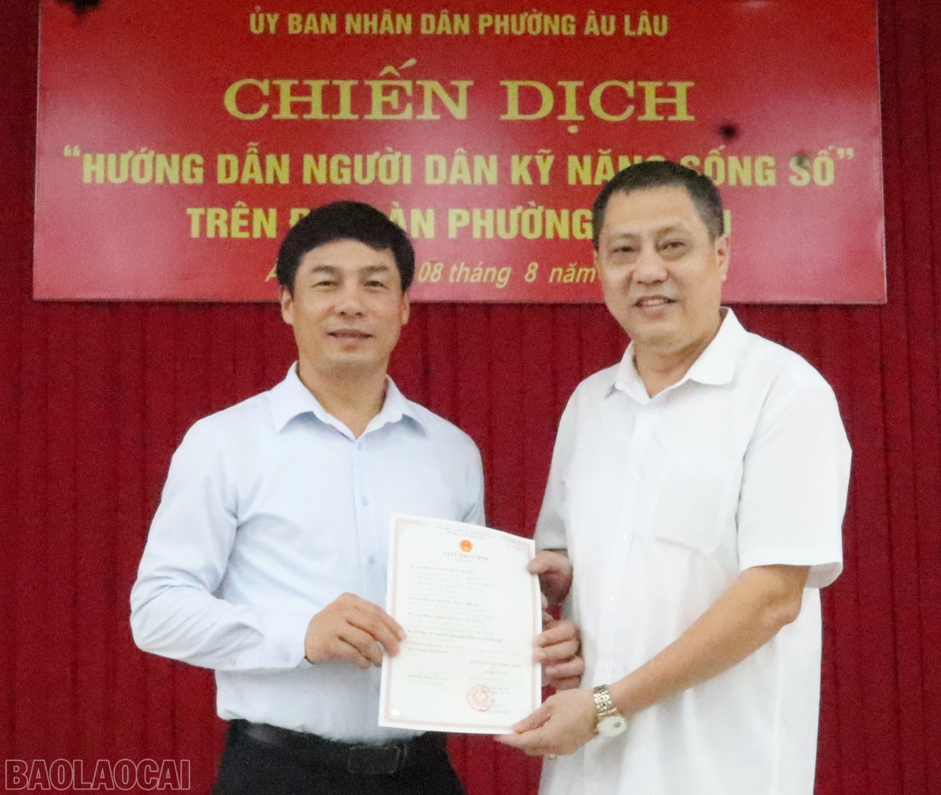 baolaocai-bl_lanh-dao-ubnd-phuong-trao-giay-khai-sinh-cho-cong-dan-anh-thanh-nghi-36-4744.jpg