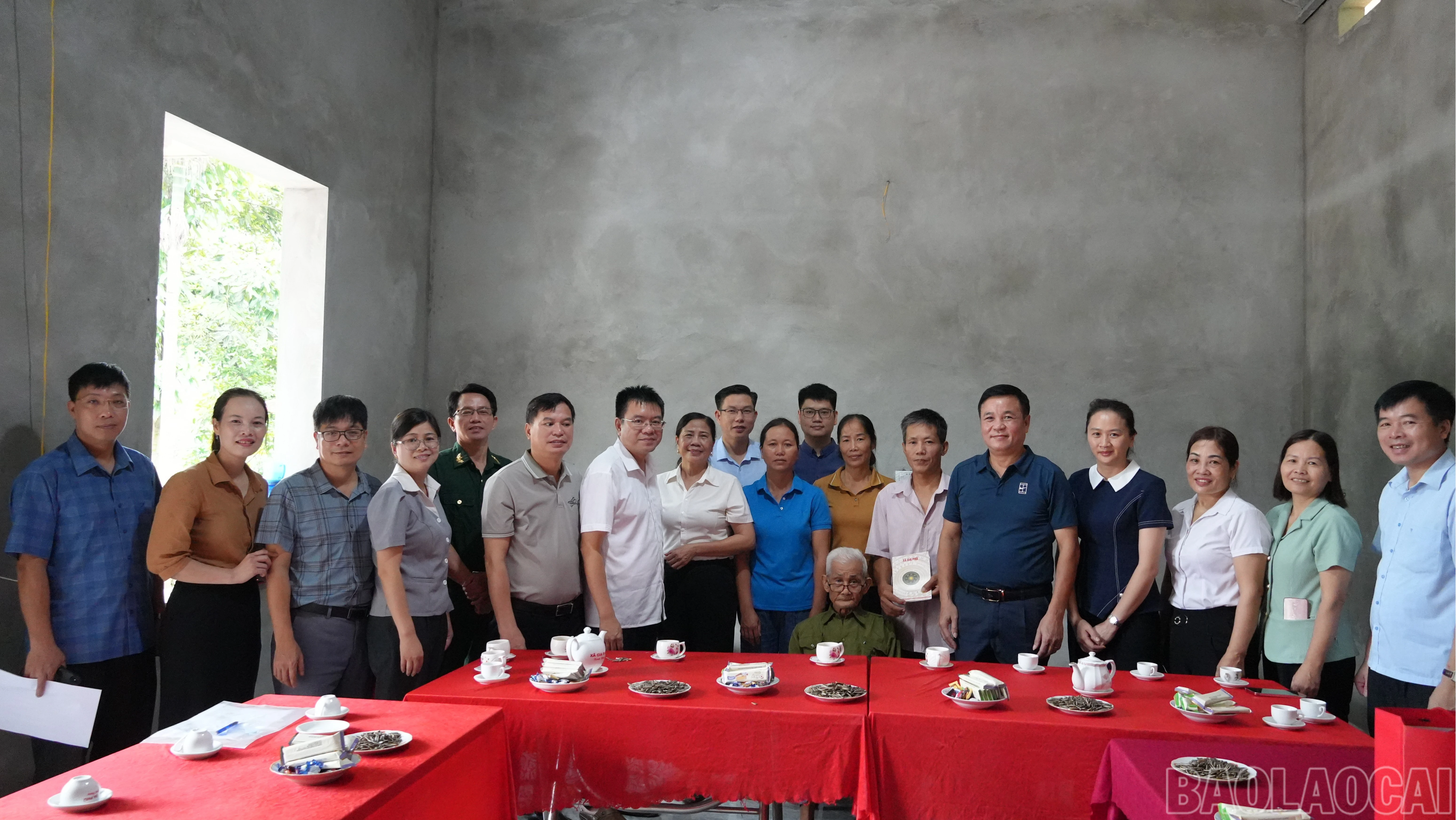 baolaocai-br_cac-dong-chi-thuong-truc-dang-uy-hdnd-ubnd-xa-va-lanh-dao-cac-phong-chuyen-mon-trao-kinh-phi-quyen-gop-ho-tro-gia-dinh-8494.jpg