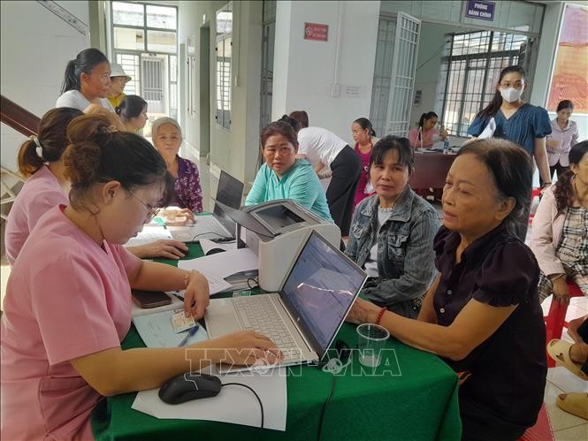 Người dân đến khám tại Trạm y tế xã Phú Riềng, tỉnh Đồng Nai.