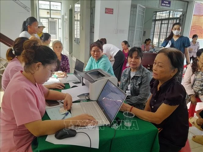 Người dân đến khám tại Trạm y tế xã Phú Riềng, tỉnh Đồng Nai.