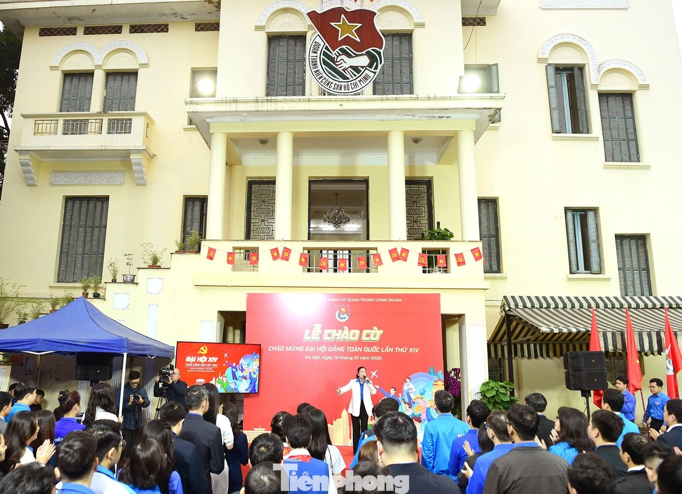 Hoàng Hồng Ngọc thể hiện bài hát "Lời Đảng hiệu triệu trái tim" mở đầu lễ chào cờ sáng 19/1.