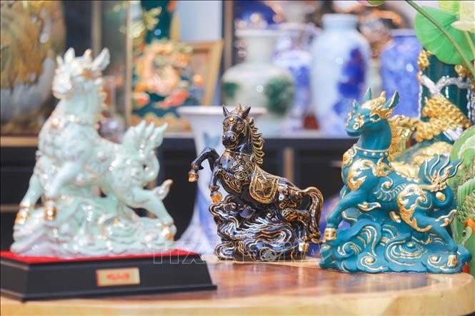 Linh vật ngựa năm nay được các cơ sở sản xuất tỉ mỉ, tỷ lệ tính toán kỹ lưỡng theo quan niệm phong thủy, mang ý nghĩa tài lộc, vượng khí.