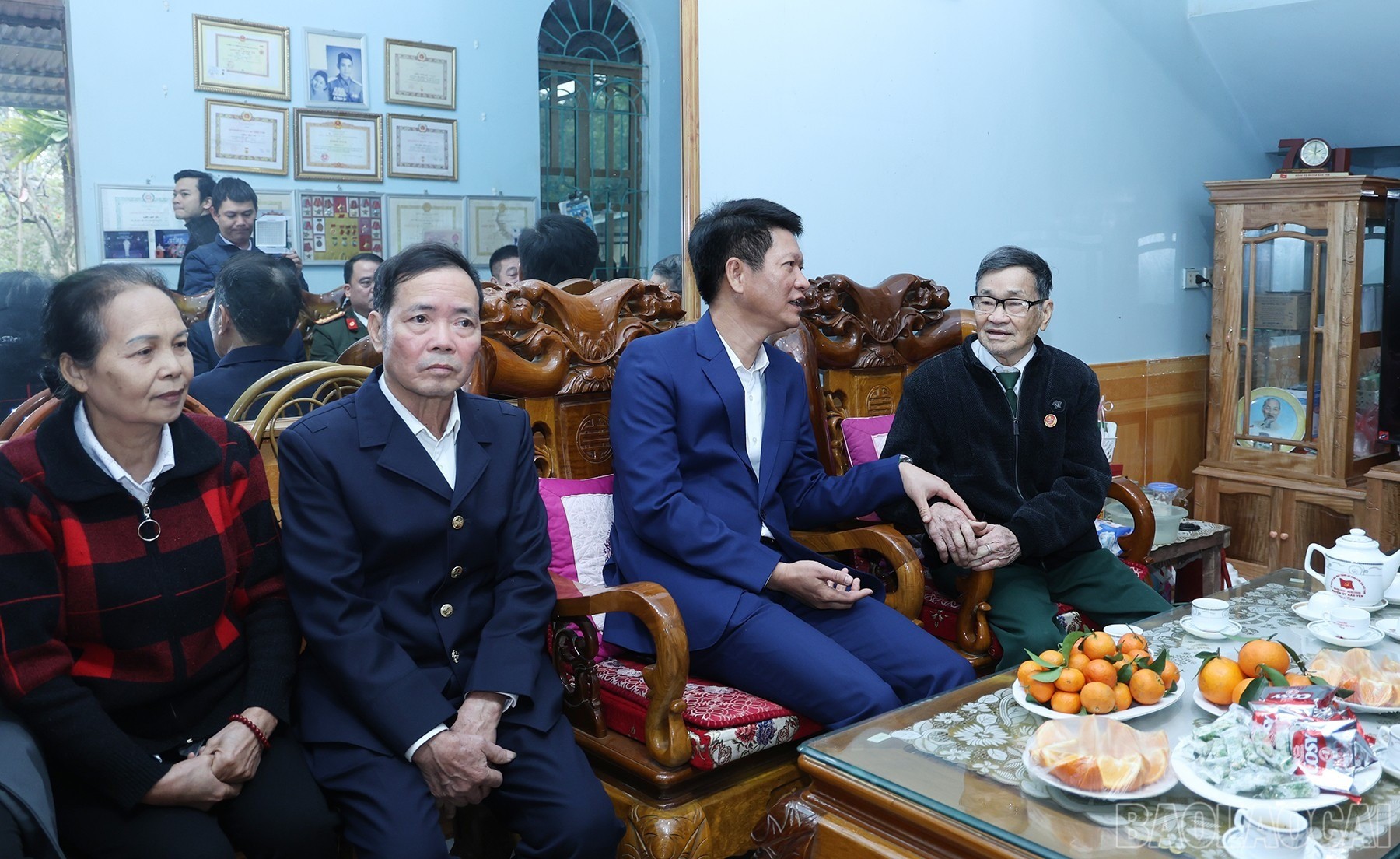 Đồng chí Nguyễn Thế Phước - Ủy viên Ban Thường vụ Tỉnh ủy, Phó Chủ tịch Thường trực UBND tỉnh động viên ông Ma Văn Thẹo (xã Bảo Yên), thương binh 81%.