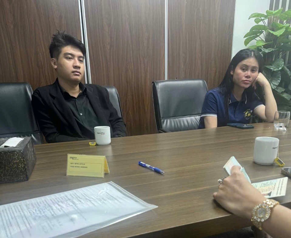 Bà Nguyễn Thị Loan, kế toán và ông Nguyễn Ngọc Anh, Trưởng phòng Công ty TNHH Du lịch Golden visa nhận tiền làm visa cho anh C.H và đến nay anh C.H không thể liên lạc với họ.