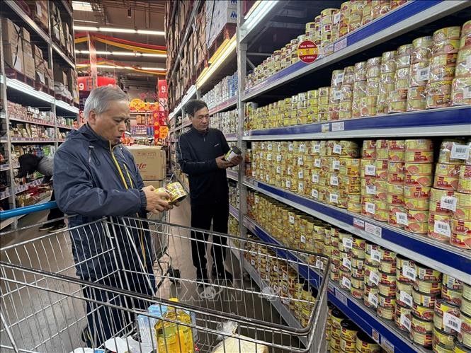 Người dân kiểm tra đồ hộp kỹ trước khi mua.