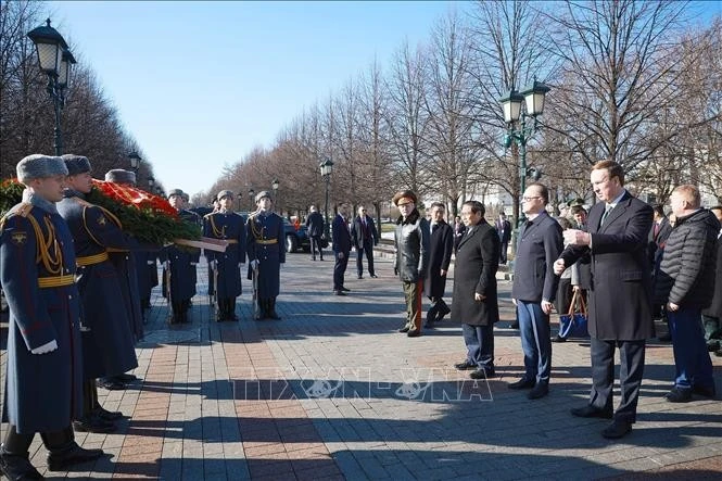 Thủ tướng Phạm Minh Chính đặt hoa tại Đài tưởng niệm Liệt sĩ vô danh Liên bang Nga ở thủ đô Moskva.