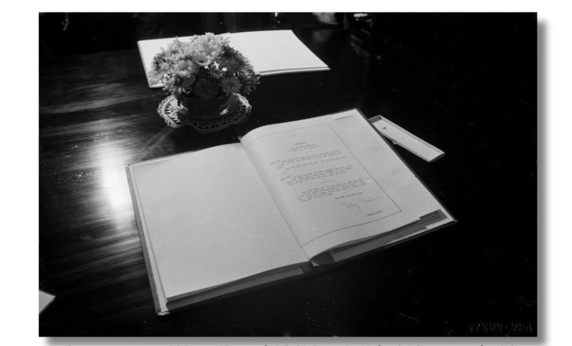 Bản Hiến pháp mới nước Cộng hòa xã hội chủ nghĩa Việt Nam năm 1980 được các đại biểu Quốc hội thông qua tại Kỳ họp thứ 7, Quốc hội khóa VI. (Ảnh: Xuân Lâm/TTXVN)