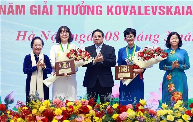 Thủ tướng Phạm Minh Chính trao Giải thưởng Kovalevskaia năm 2024.