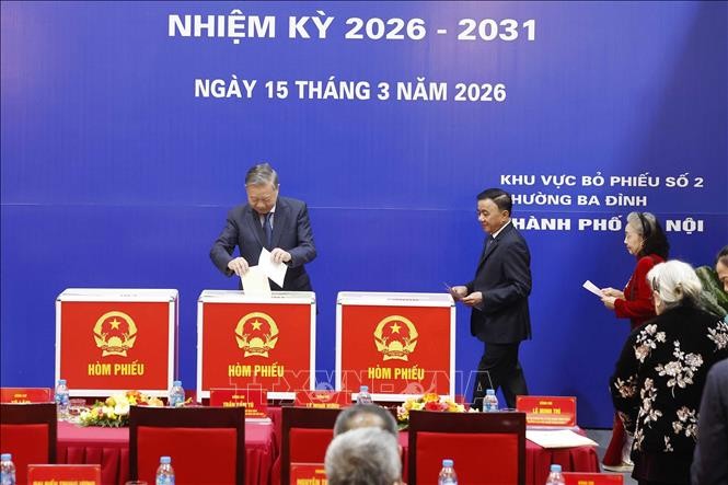 Tổng Bí thư Tô Lâm bỏ phiếu bầu cử tại Khu vực bỏ phiếu số 02 phường Ba Đình, thành phố Hà Nội.