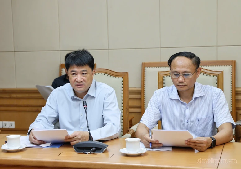 GS.TS. Chu Hoàng Hà, Phó Chủ tịch Viện Hàn lâm Khoa học và Công nghệ Việt Nam (bên trái) báo cáo tại buổi làm việc - Ảnh: VGP/Thu Giang