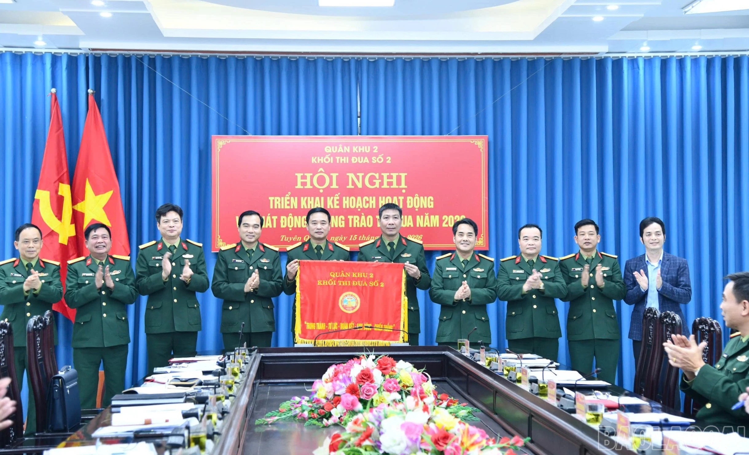 Bộ Chỉ huy Quân sự tỉnh Tuyên Quang nhận Cờ khối trưởng Khối Thi đua số 2 từ Bộ Chỉ huy Quân sự tỉnh Lào Cai.