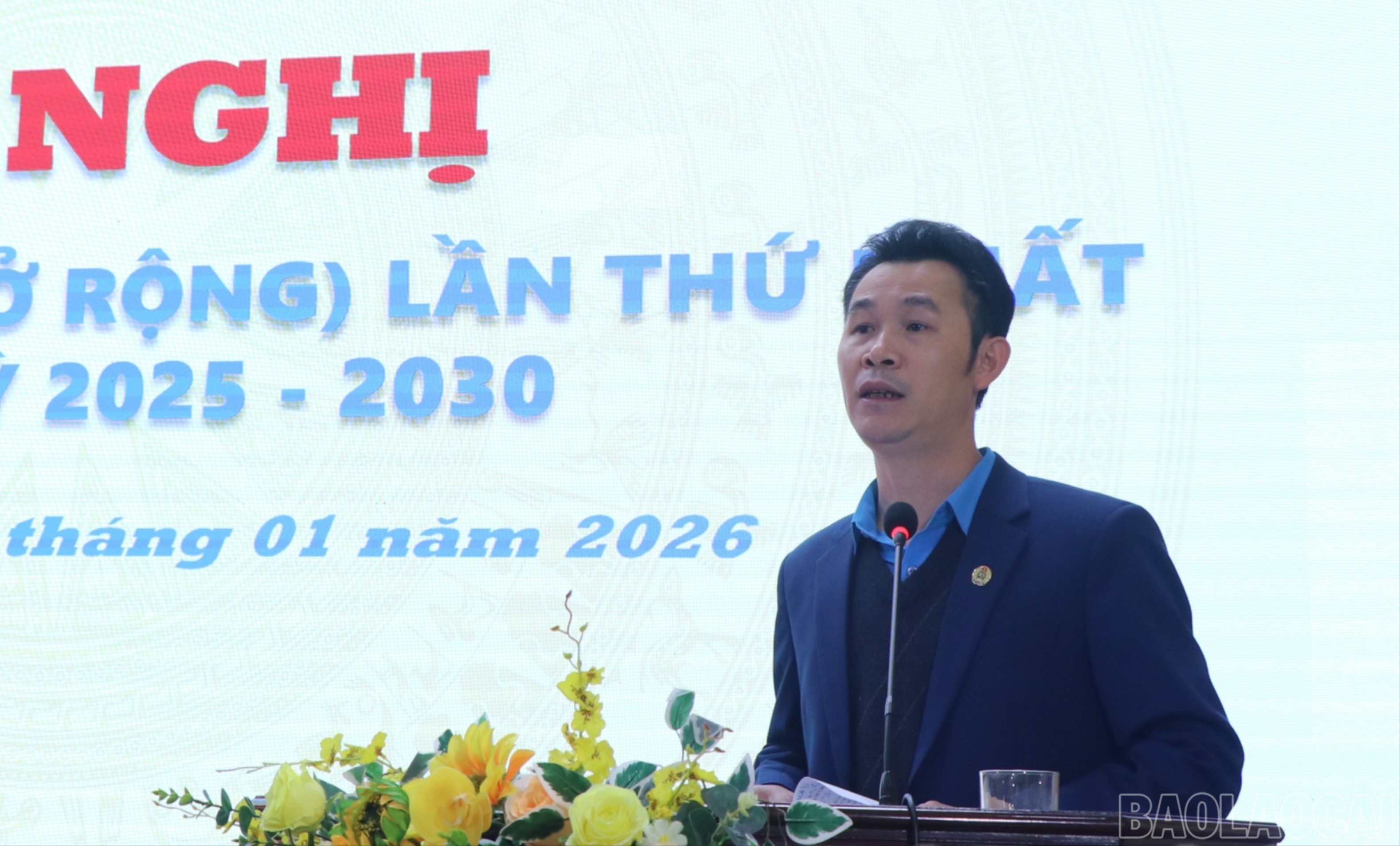 Lãnh đạo Ban Chấp hành Liên đoàn Lao động tỉnh báo cáo tại hội nghị.