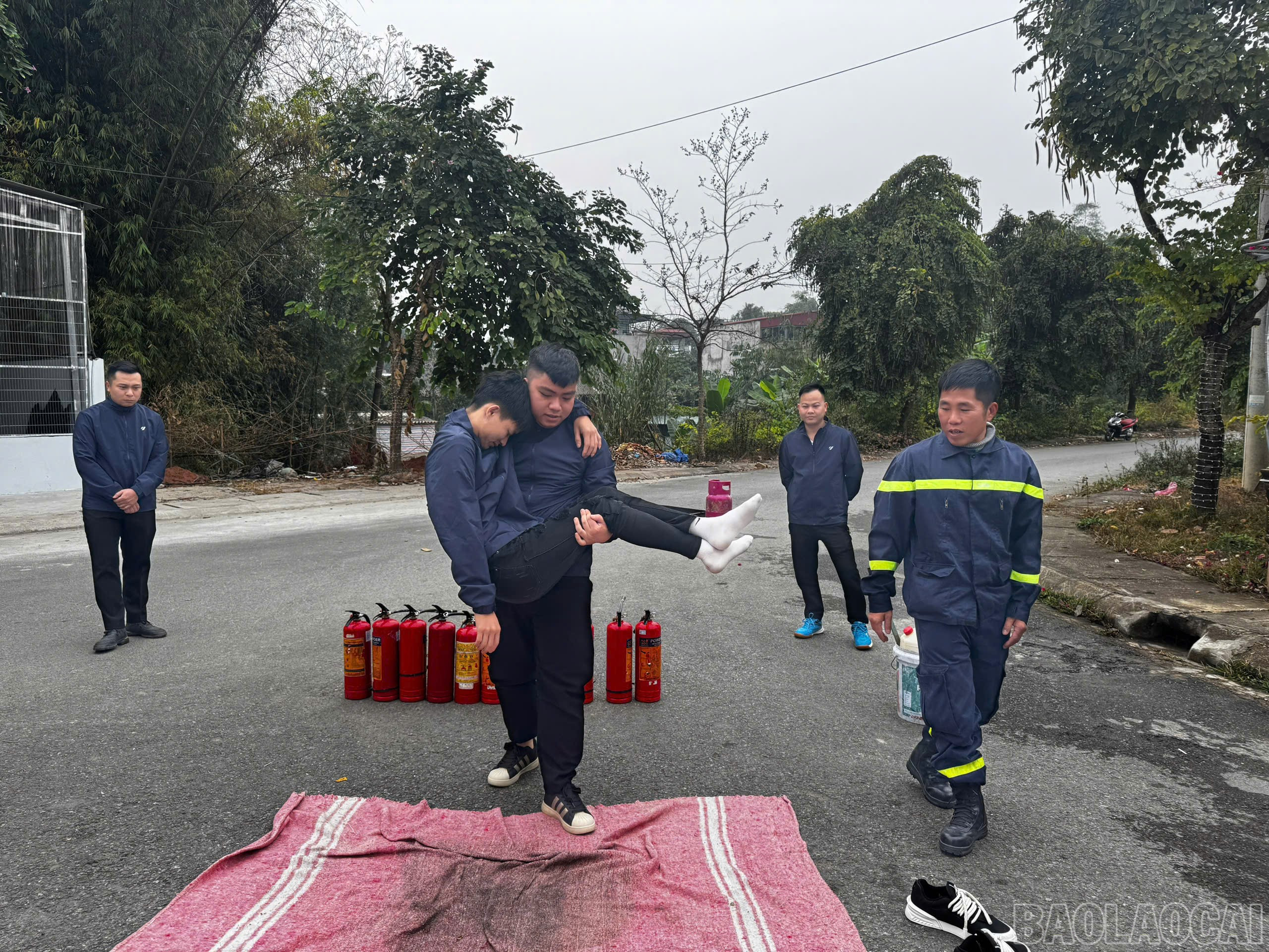 Hướng dẫn lực lượng chữa cháy cơ sở trước khi diễn tập phương án chữa cháy.