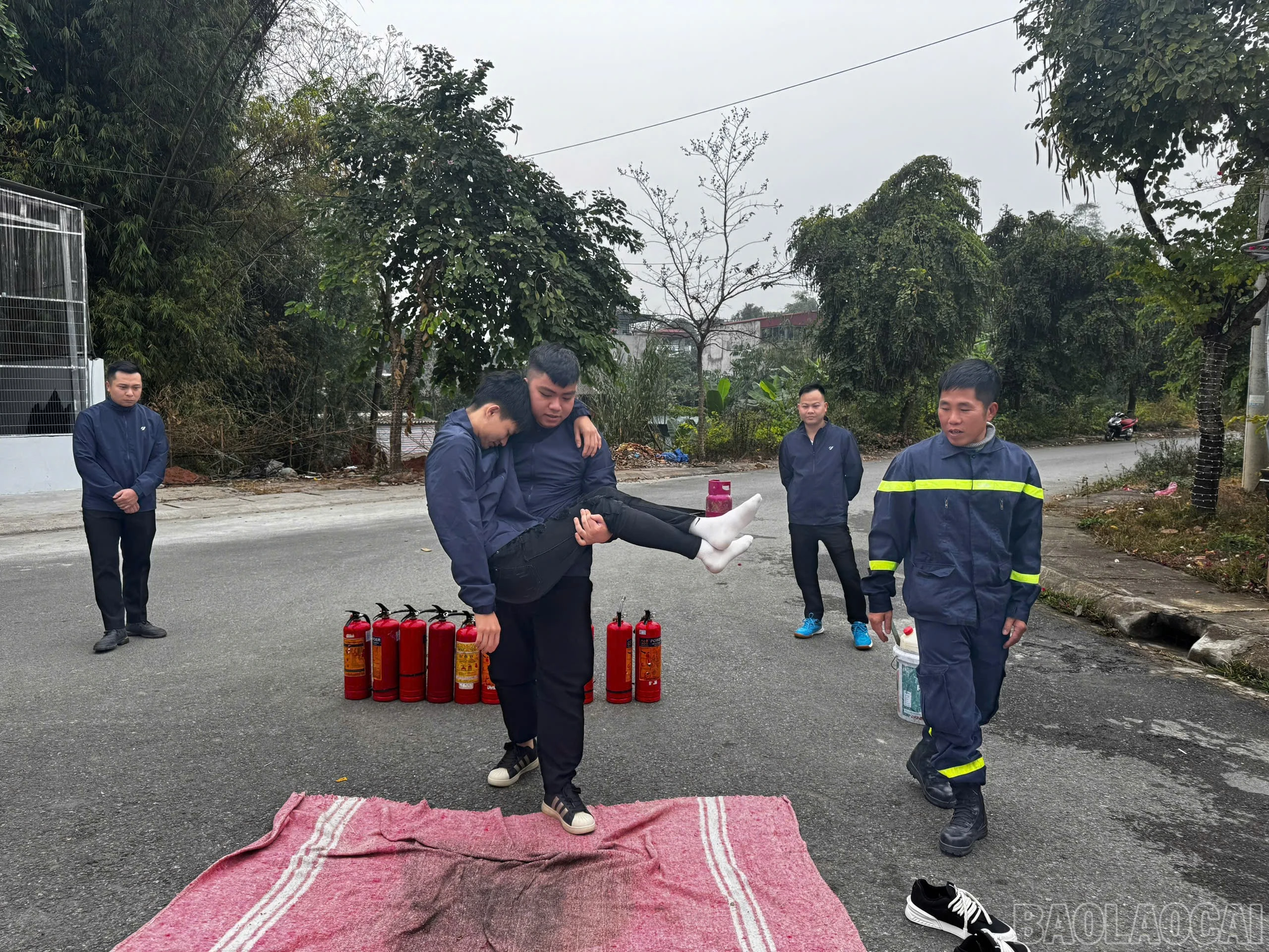Hướng dẫn lực lượng chữa cháy cơ sở trước khi diễn tập phương án chữa cháy.