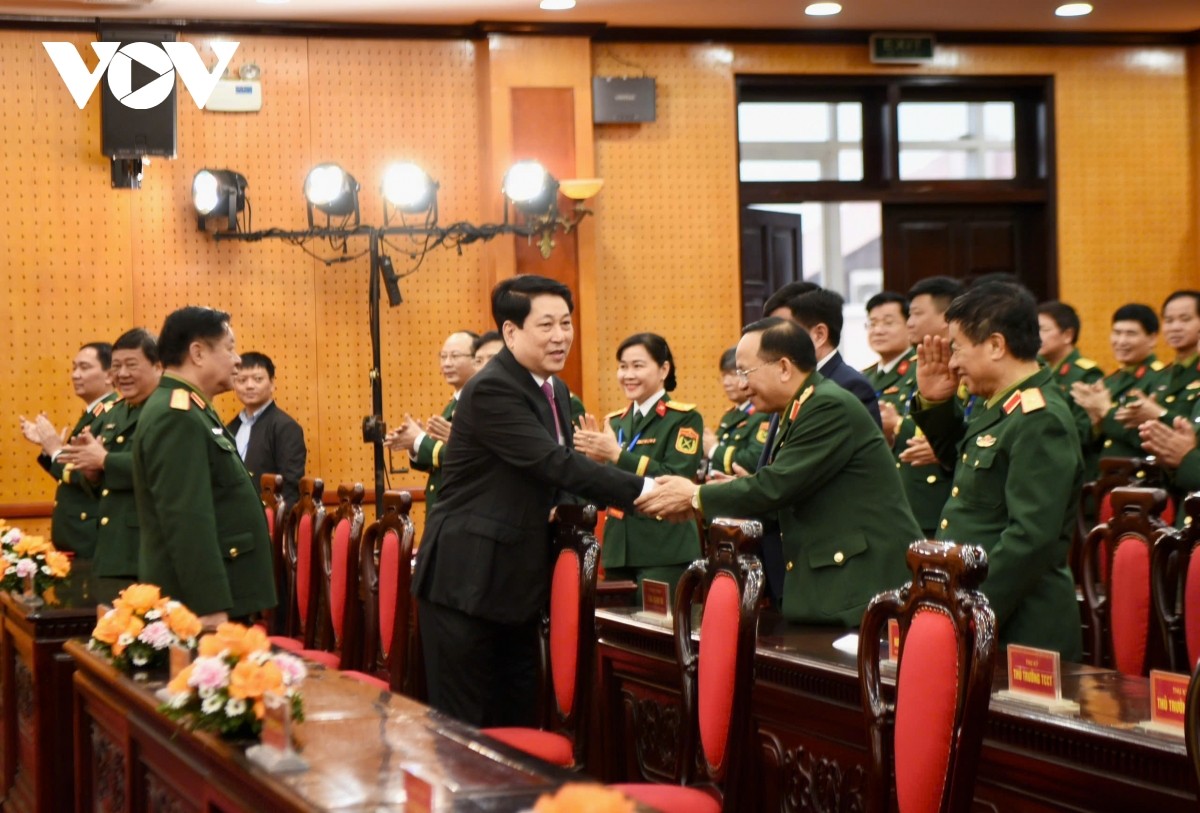 Cũng trong sáng nay, tại Hội trường Tổng cục Chính trị (tầng 5, Sở chỉ huy Khu B - Bộ Quốc phòng), Khu vực bỏ phiếu số 26, phường Hoàn Kiếm, TP Hà Nội đã long trọng tổ chức lễ khai mạc bầu cử đại biểu Quốc hội khóa XVI và đại biểu Hội đồng nhân dân các cấp nhiệm kỳ 2026 - 2031. Chủ tịch nước Lương Cường đã tham gia bỏ phiếu tại khu vực bầu cử số 26, phường Hoàn Kiếm, Hà Nội.