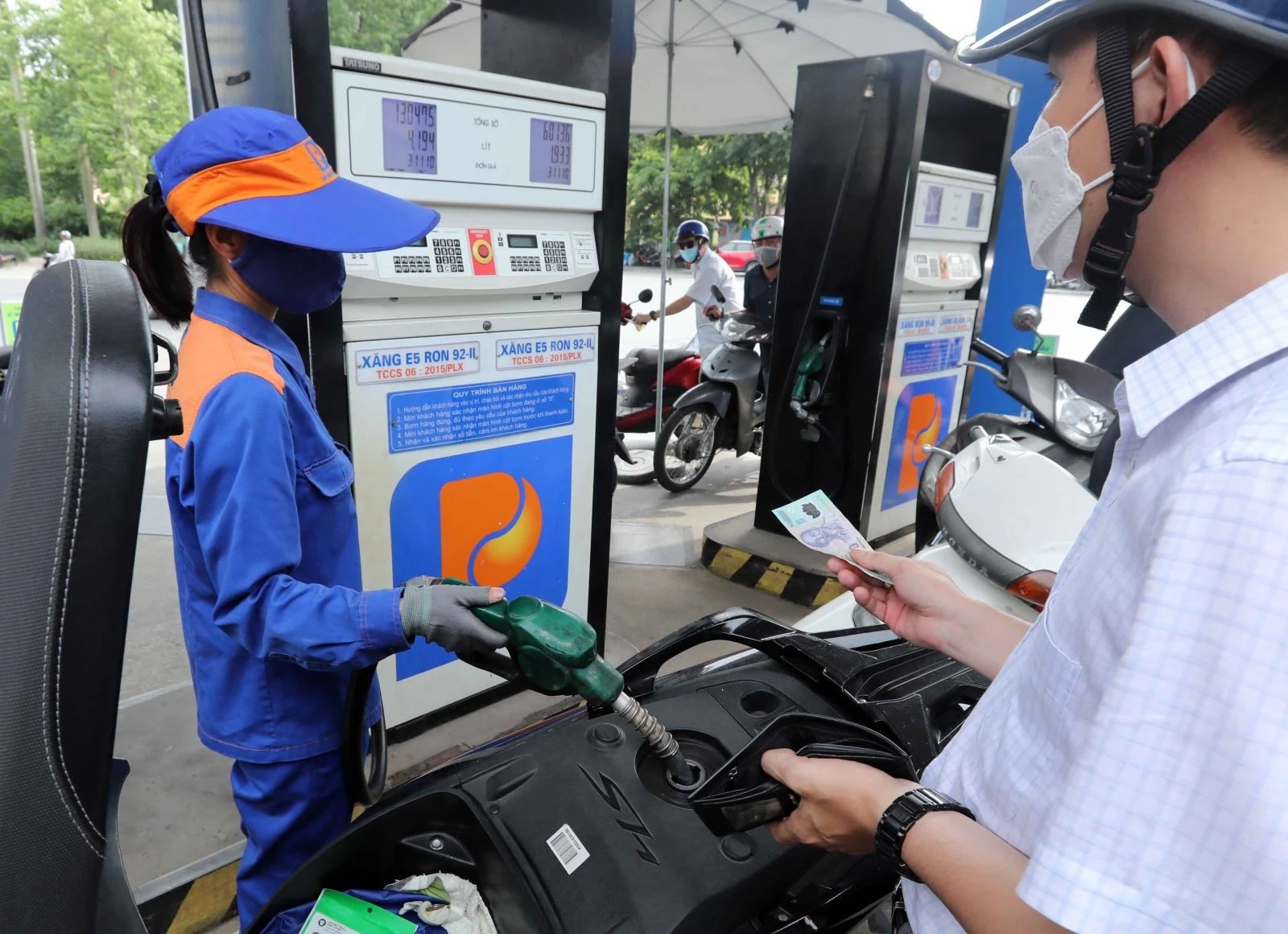 Khuyến khích tiết kiệm trong tiêu dùng để bảo đảm ổn định nguồn cung, giảm thiểu biến động tăng giá nguyên liệu, nhiên liệu trong nước.