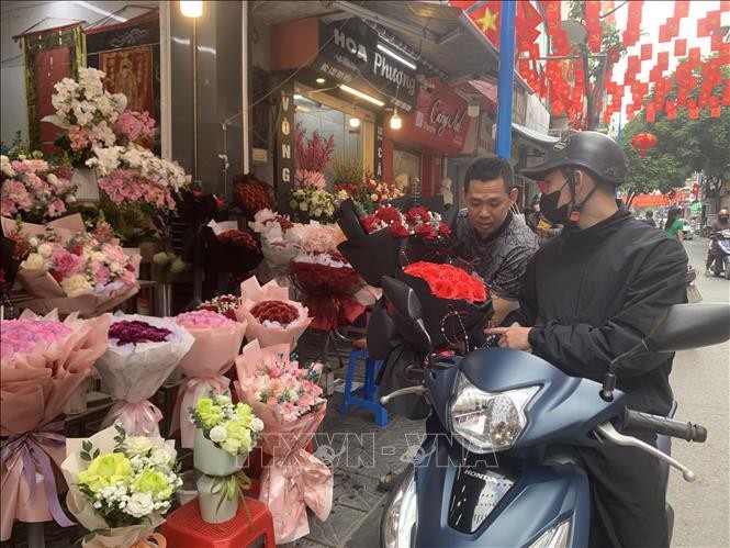 Combo hoa và quà bán chạy nhất, có giá dao động khoảng 500.000 - 600.000 đồng gồm hoa tươi hoặc hoa sáp, hoa kẽm nhung kèm một hộp socola.