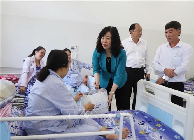 Bộ trưởng Y tế Đào Hồng Lan thăm bệnh nhân đang điều trị tại Trung tâm Y tế Quân Dân y Côn Đảo.