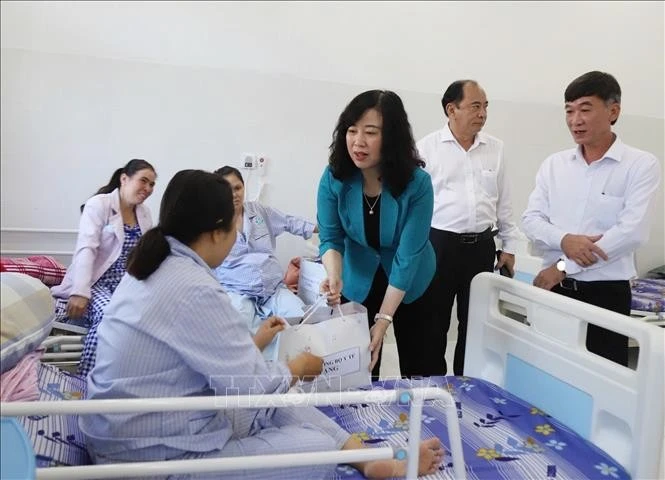 Bộ trưởng Y tế Đào Hồng Lan thăm bệnh nhân đang điều trị tại Trung tâm Y tế Quân Dân y Côn Đảo.
