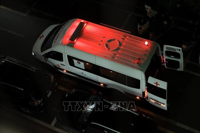 Xe vận chuyển phổi đến bệnh viện lúc 0 giờ ngày mồng 7 Tết Bính Ngọ.