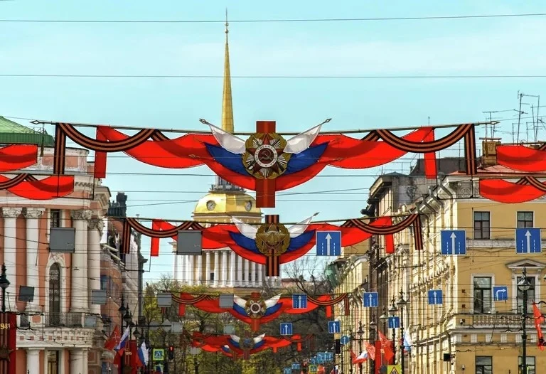 Thành phố St. Petersburg đã chuẩn bị một chương trình văn hóa quy mô lớn. Các hoạt động kỷ niệm và lễ hội được tổ chức tại tất cả các quận của thành phố.