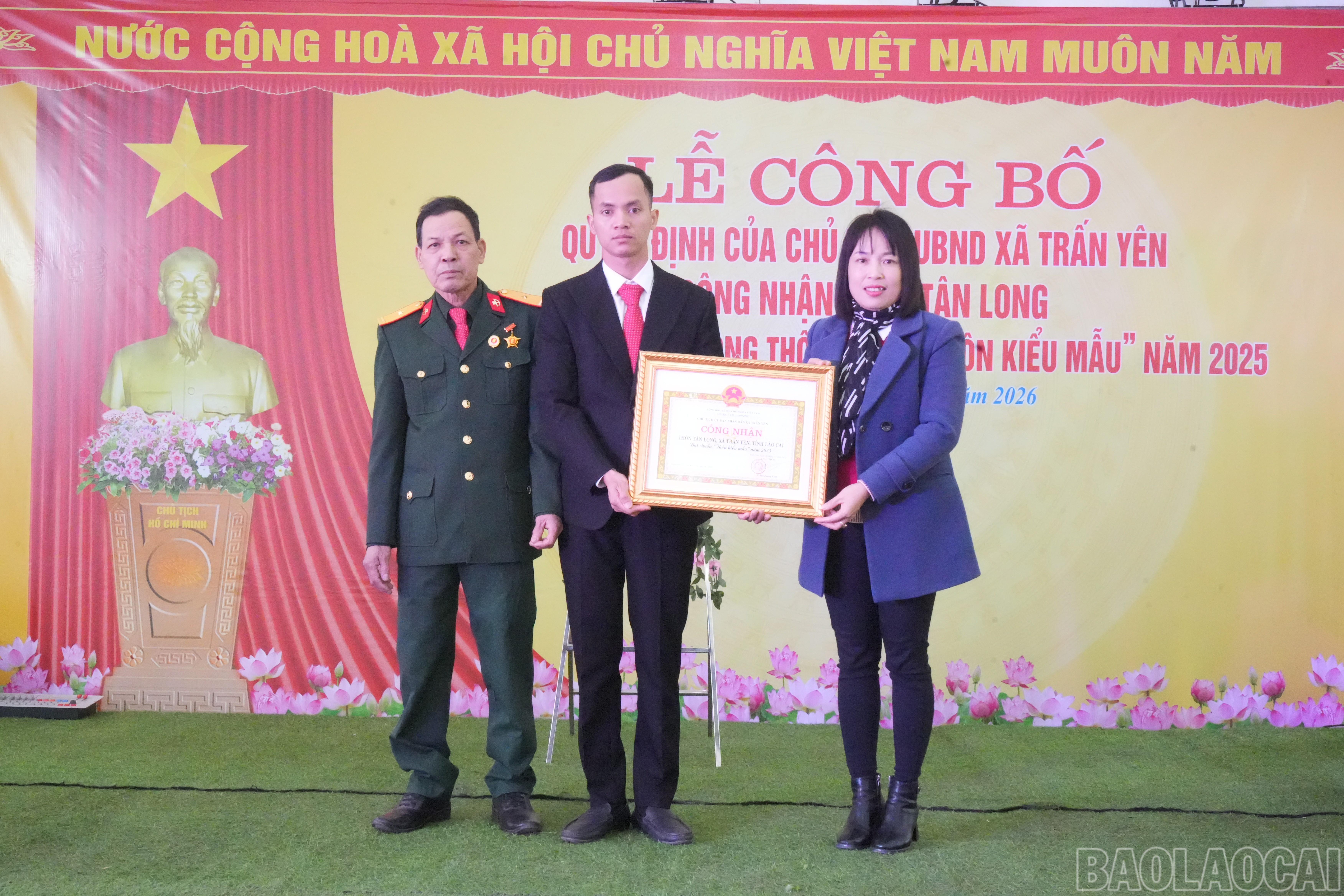 baolaocai-br_trao-cong-nhan-thon-tan-long-dat-thon-ntm-thon-kieu-mau-nam-2025.jpg