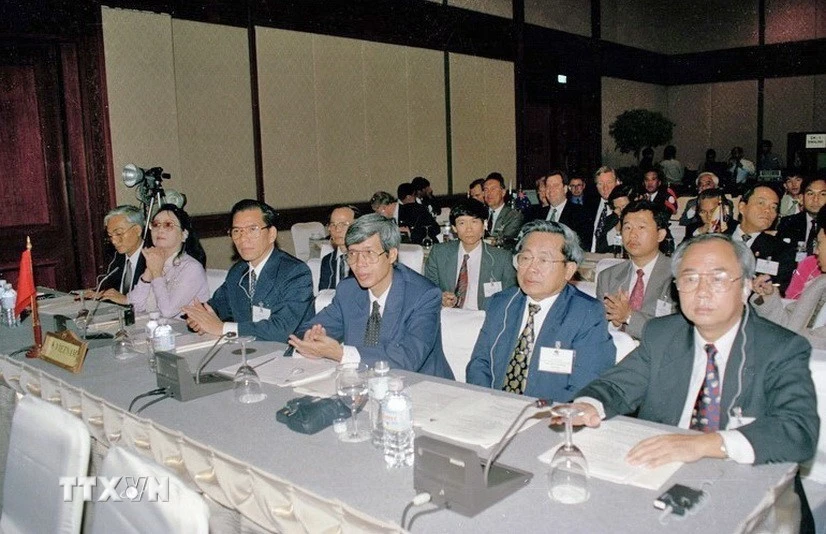 Kỳ họp lần thứ 17 Đại hội đồng Tổ chức Liên nghị viện ASEAN (AIPO-17) diễn ra tại Phuket, Thái Lan từ ngày 16–21/9/1996. Đoàn Việt Nam do Chủ tịch Quốc hội Nông Đức Mạnh dẫn đầu tham dự kỳ họp.