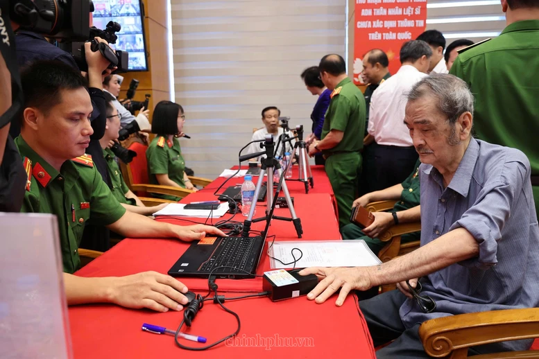 Thu nhận mẫu sinh phẩm ADN thân nhân liệt sĩ chưa xác định thông tin - Ảnh: VGP/Thu Giang