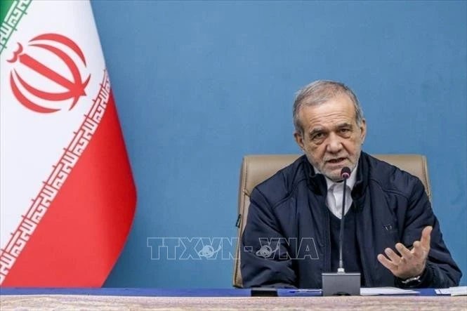 Phát biểu ngày 7/3/2026, Tổng thống Iran Masoud Pezeshkian đã xin lỗi các quốc gia trong khu vực từng bị Iran tấn công trong thời gian xung đột, đồng thời thông báo quyết định của Hội đồng Lãnh đạo lâm thời Iran rằng sẽ không có thêm các cuộc tấn công nhằm vào các nước láng giềng và sẽ không phóng tên lửa, trừ khi một cuộc tấn công nhằm vào Iran xuất phát từ những quốc gia đó. (Trong ảnh: Tổng thống Iran Masoud Pezeshkian phát biểu tại một sự kiện.)