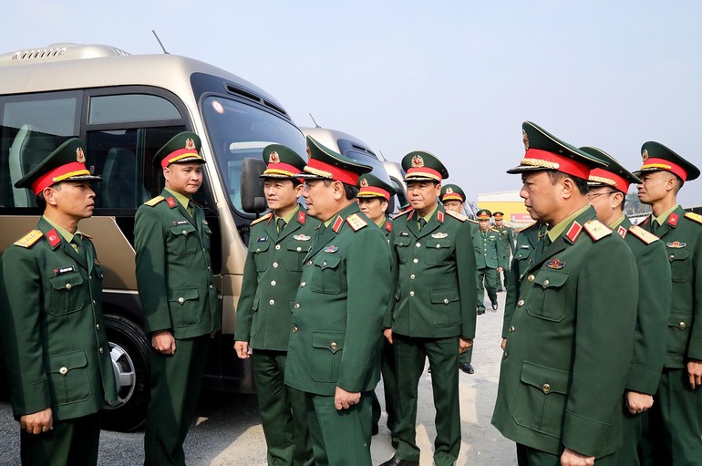 Thượng tướng Lê Huy Vịnh động viên các đồng chí lái xe thực hiện nhiệm vụ đưa, đón đại biểu.