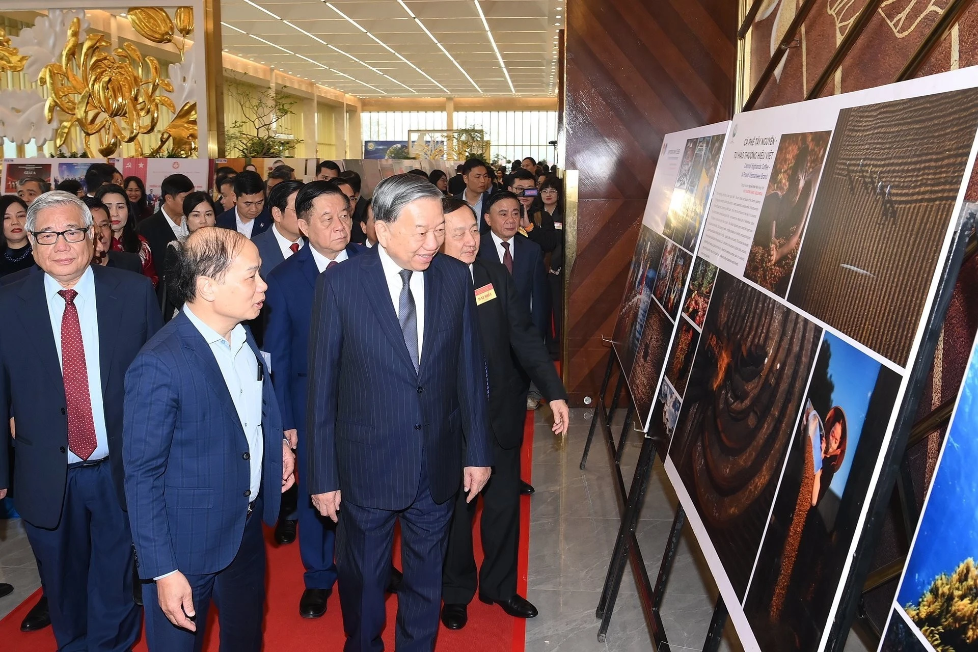 Tổng Bí thư Tô Lâm tham quan không gian trưng bày sách, triển lãm ảnh và thành tựu chuyển đổi số trong báo chí.
