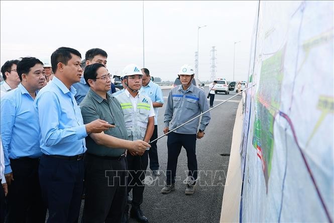 Thủ tướng Phạm Minh Chính kiểm tra tuyến giao thông kết nối (thuộc Cảng hàng không Quốc tế Long Thành).