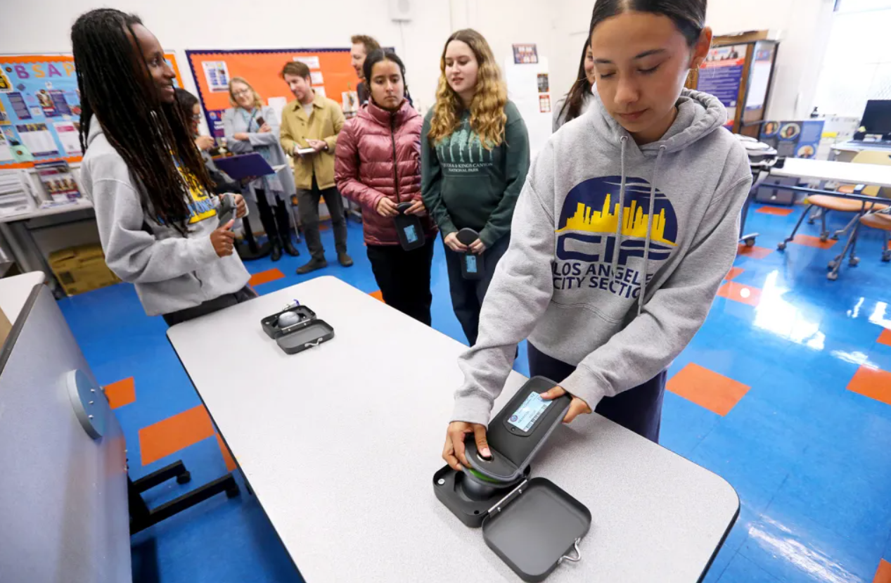 Mô hình “không điện thoại” thường được triển khai bằng các biện pháp chủ động hơn. Ảnh: Getty Images