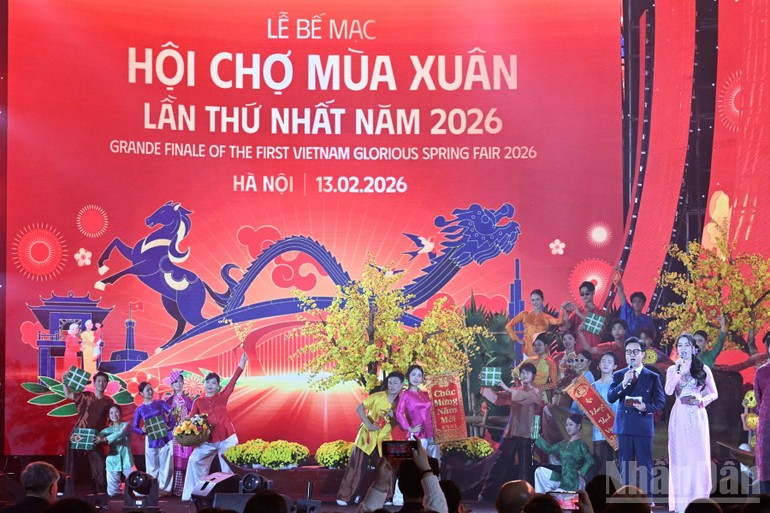 Chương trình văn nghệ đặc sắc chào mừng thành công của Hội chợ Mùa Xuân lần thứ nhất năm 2026.