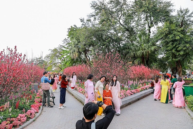 Người dân du Xuân, lưu lại khoảnh khắc và tận hưởng không khí Tết.