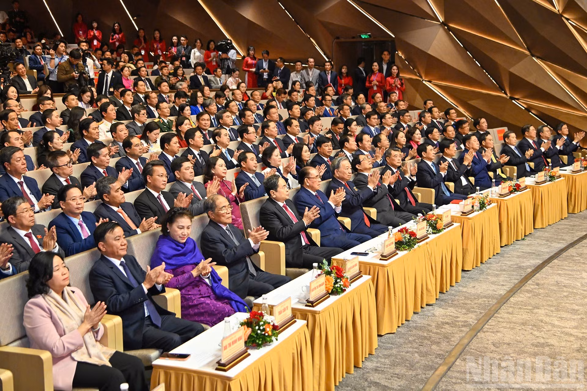Các đồng chí lãnh đạo, nguyên lãnh đạo Đảng và Nhà nước dự buổi lễ. (Ảnh: THỦY NGUYÊN)