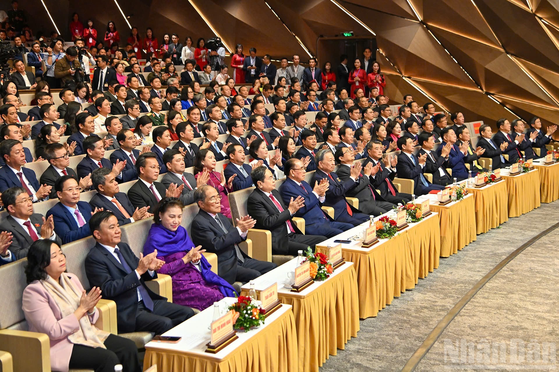Các đồng chí lãnh đạo, nguyên lãnh đạo Đảng và Nhà nước dự buổi lễ. (Ảnh: THỦY NGUYÊN)