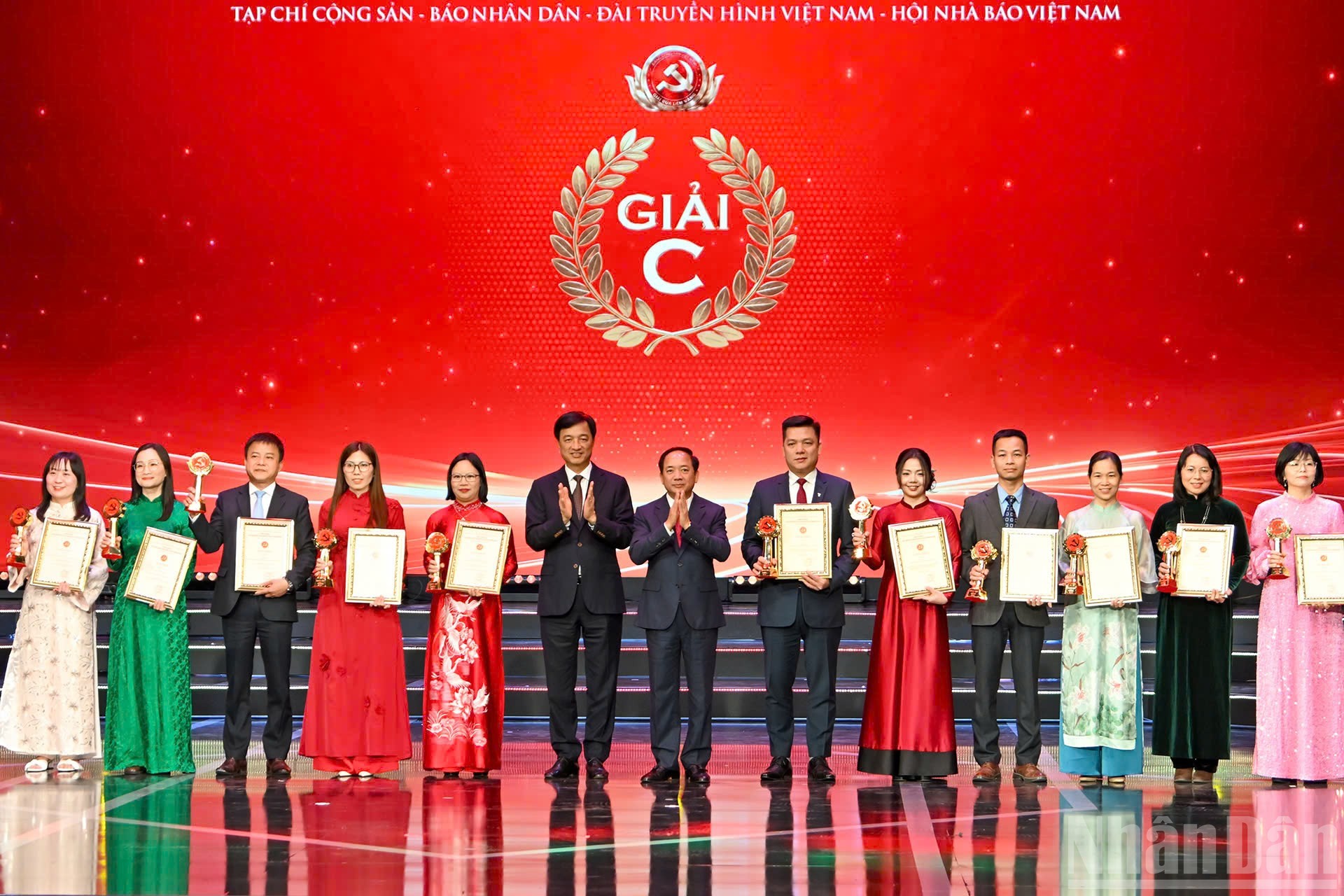 Trao giải C cho các tác giả, đại diện nhóm tác giả. (Ảnh: THỦY NGUYÊN)