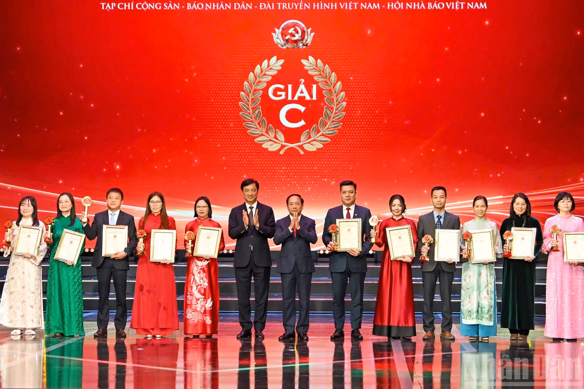 Trao giải C cho các tác giả, đại diện nhóm tác giả. (Ảnh: THỦY NGUYÊN)