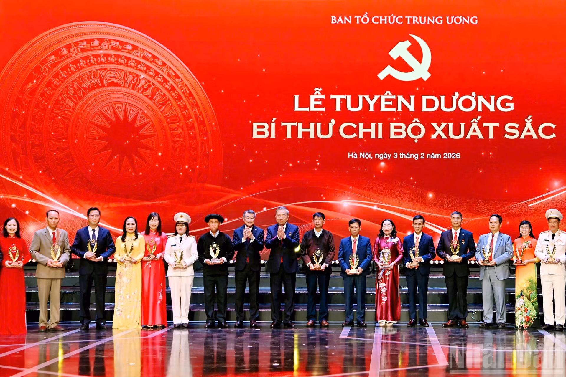 Tổng Bí thư Tô Lâm và đồng chí Lê Minh Hưng, Ủy viên Bộ Chính trị, Bí thư Trung ương Đảng, Trưởng Ban Tổ chức Trung ương, trao biểu trưng cho các bí thư chi bộ xuất sắc. (Ảnh: THỦY NGUYÊN)