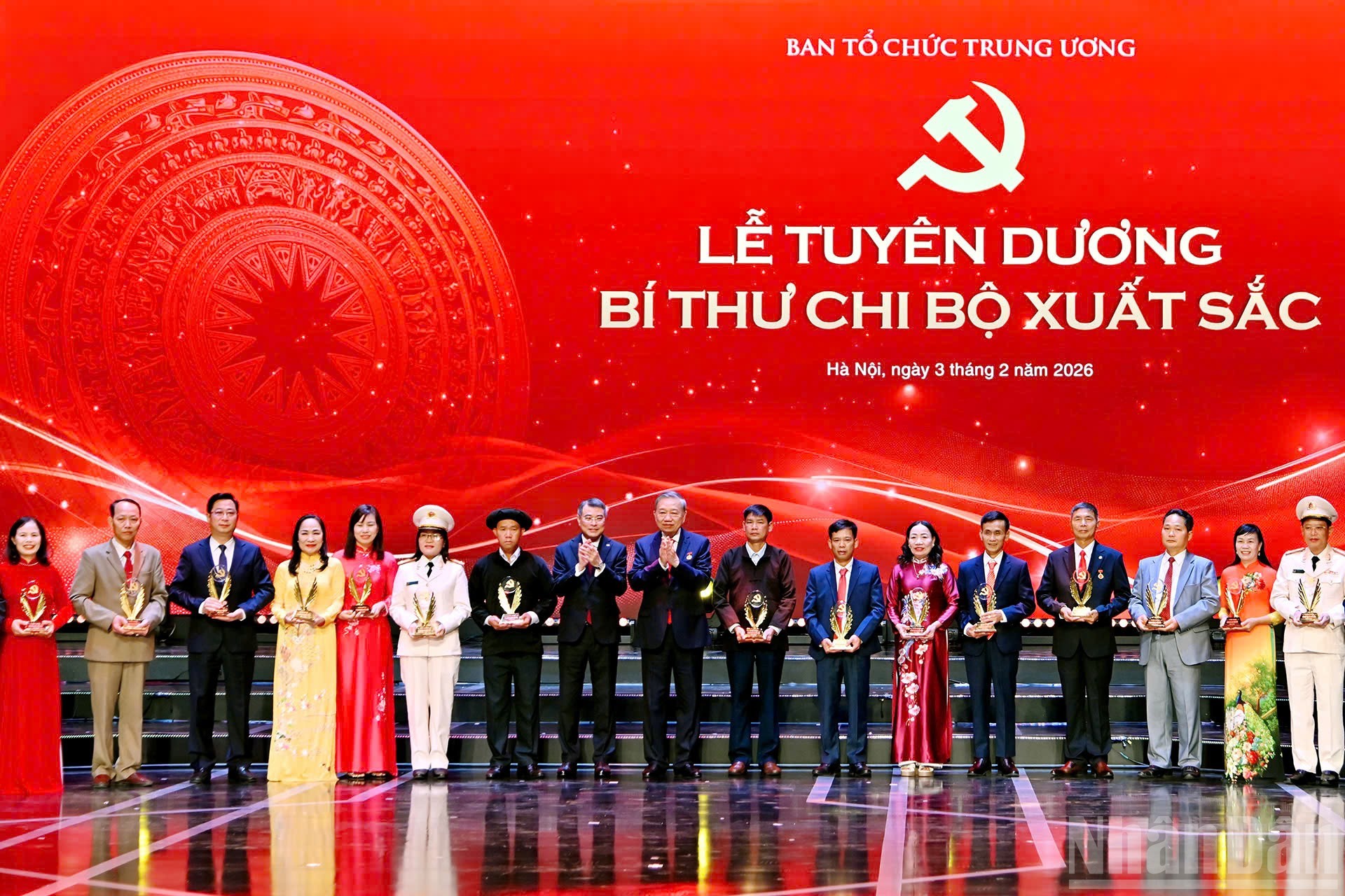 Tổng Bí thư Tô Lâm và đồng chí Lê Minh Hưng, Ủy viên Bộ Chính trị, Bí thư Trung ương Đảng, Trưởng Ban Tổ chức Trung ương, trao biểu trưng cho các bí thư chi bộ xuất sắc. (Ảnh: THỦY NGUYÊN)