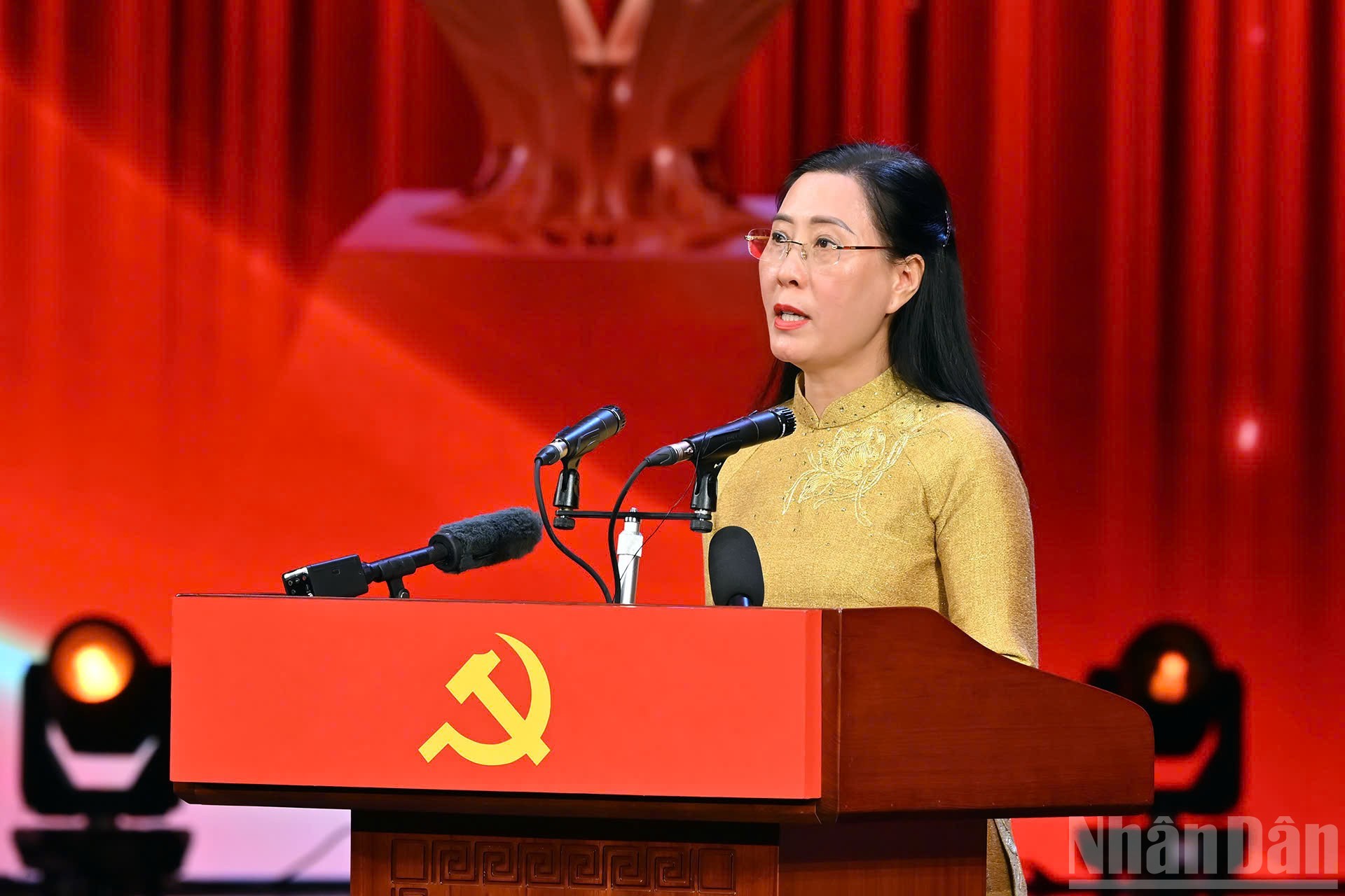 Đồng chí Bùi Thị Quỳnh Vân, Ủy viên Trung ương Đảng, Phó Trưởng Ban Tổ chức Trung ương, Phó Trưởng Ban Chỉ đạo Giải Búa liềm vàng lần thứ X trình bày báo cáo về chương trình buổi lễ. (Ảnh: THỦY NGUYÊN)