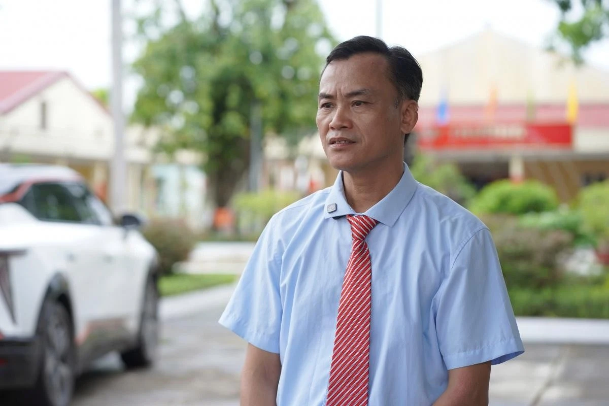 Theo ông Ngô Huy Phô, Phó Giám đốc phụ trách trung tâm, đặc thù nơi đây là phần lớn thương binh mang thương tật hạng nặng 1/4 (tỷ lệ thương tật từ 81-100%). Với 90% người điều dưỡng bị tổn thương cột sống, gãy liệt 1/2 người phải di chuyển sinh hoạt bằng xe lăn, xe lắc. Còn 10% vết thương tổng hợp như cụt 2 tay, cụt chân, hỏng mắt... Có người mất chi, có người mang mảnh đạn, viên bi trong cơ thể suốt hàng chục năm. Để phù hợp với tình trạng sức khỏe ấy, toàn bộ không gian sinh hoạt của trung tâm được thiết kế không bậc thềm, không ghế. Mọi thứ đều xoay quanh những chiếc xe lăn, cáng và xe ba bánh.
